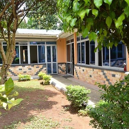 Merian Gardens And Guest House Mukono Town Екстериор снимка