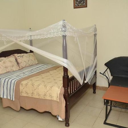 Merian Gardens And Guest House Mukono Town Екстериор снимка
